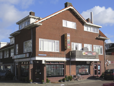 907985 Gezicht op het winkelhoekpand Julianaweg 306 te Utrecht, met rechts de Burgemeester Smitsstraat.N.B. Bouwjaar: ...